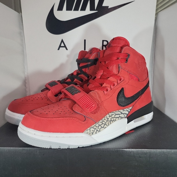 Size11.5- Jordan Legacy 312 Toro 2018 AV3922-601.... Fits Men Size 11.5, Youth S - Picture 5 of 12